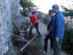 Jean-Paul Evrard, Laurent Fuxet et Guy Gauthier piochent la terre et arrachent la végétation 