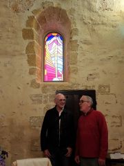 Daniel et Gérard posent devant un des vitraux. 