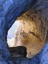 Vue arrière sur la Grotte aux Hirondelles