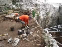 Juin 2007, Marc Dufleid participe au début des fouilles. On voit encore bien le passage étroit vers la brèche