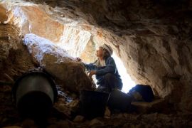 Juin 2009, Liliane Delattre dans la grotte encore encombrée. La lumière vient de la percée naturelle en falaise