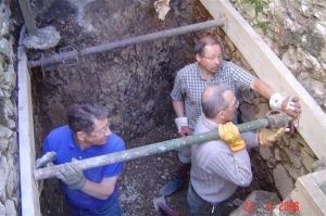 André Cochet et Jean-Jacques Bernard-Bret dans le trou creusé au fond du cloître
