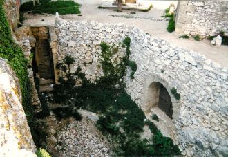 La fosse avant le début des fouilles vue vers le nord