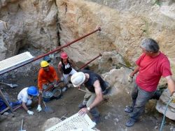 Les fouilles se poursuivent, juin 2008. Sauveur Mamo, Francis Moze