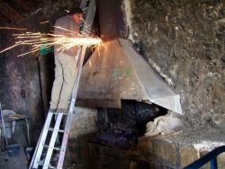 Marc Dufleid découpe la hotte de l’ancienne cheminée