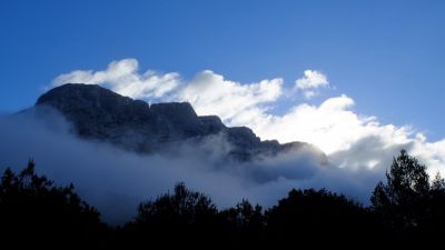 De temps en temps, Sainte-Victoire se dévoile à travers les nuages.