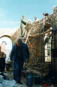 2001, les bénévoles rehaussant le mur Est