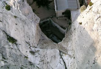 Extrait d'une vue aérienne (2006) de G.Fayols, montrant l'étroit accès à la brèche 