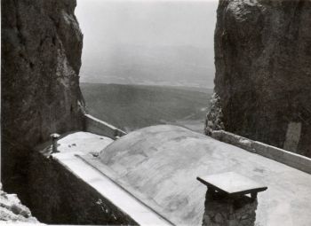 Cette vue prise en 1968 montre la toiture refaite du local Elzéar derrière celle du 