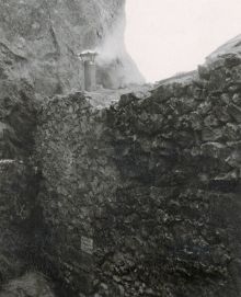 1965, vue arrière sur le mur reconstruit, la cheminée fume ! 