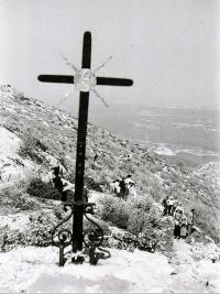 La croix de fer retrouvée en bas de la brèche des moines, a été réinstallée en 1954