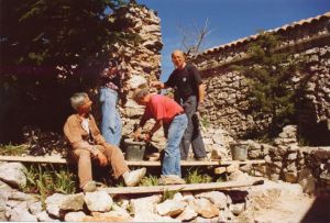 1994, les bastissèires terminent le pignon de ce mur