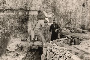 1964, Henri Imoucha enjambant le mur de soutènement de la fosse