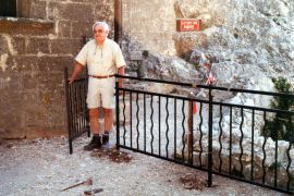 2001, Edmond Decanis devant le portillon