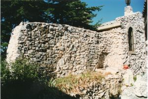 Le mur achevé en 1997, on y voit le creux formé par l'ancien four à pain détruit.
