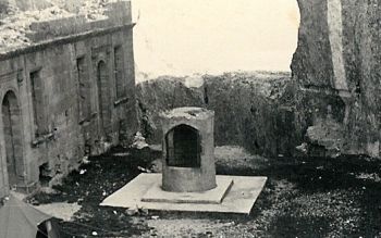1952, rien ne délimite la fosse située derrière la citerne