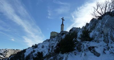 Le chemin pour aller à la Croix de Provence est glissant