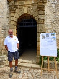 Alain T. devant la chapelle