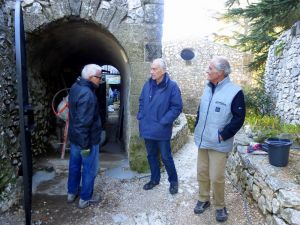 Devant le cloître :  Marc L. , Monsieur Foures, Sauveur