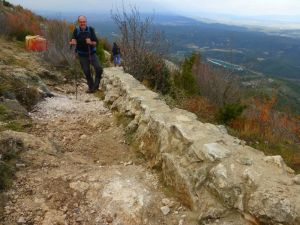 Les traces blanches au sol proviennent des rochers détruits à la masse.