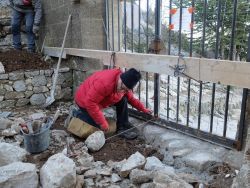 Charly tire le cordon qui permet de prolonger la ligne d'eau