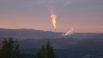 Les cheminées de Gardanne ne fument pas dans le même sens. Photo Anick