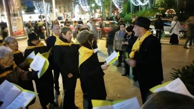 A droite, Jean-Paul dirige les Chanteurs de Sainte-Victoire