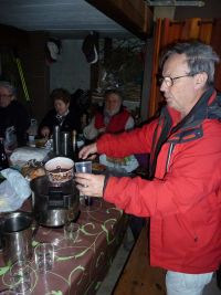 Yves sert le vin chaud