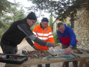 Daniel A., Jean-Jacques et Bernard classent les outils     