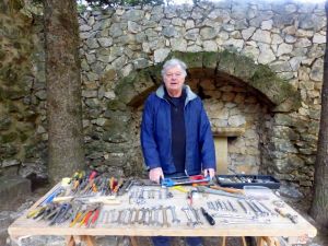 Marc D. pose devant les outils classés