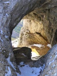 Au plafond, les stalactites, au sol  beaucoup de neige 