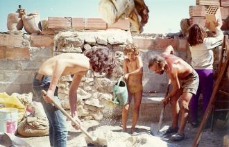 Pierre Chérici, il y a 41 ans (de dos, derrière Marc Roussel) , durant la reconstruction du Logis du Prieur