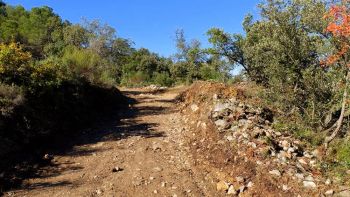 Ici le chemin a été  creusé, permettant ainsi l' écoulement des eaux pluviales vers le guet.