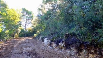 Ici le chemin a été élargi en taillant dans les rochers