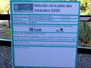 Sur la barrière, un panneau d'information sur les travaux