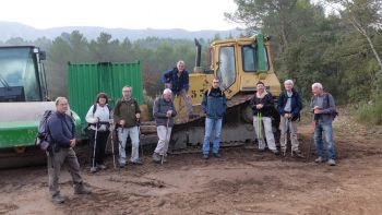 Nous posons devant le bulldozer et le rouleau compacteur.