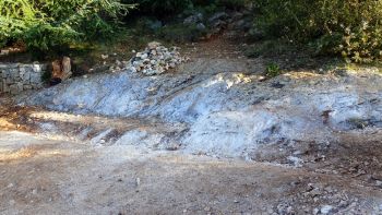 Les rochers ont été taillés derrière le revers d'eau