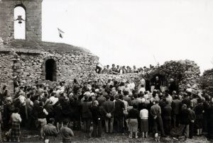 Mai 1957, le prieuré est en ruine, Monseigneur de Provenchère célèbre une messe en plein air.