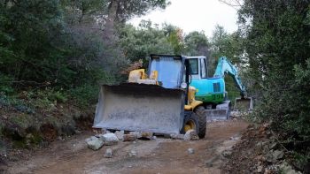 Le bulldozer et une pelleteuse juste avant la côte 710