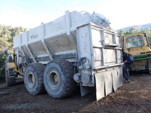 Le camion qui dépose le ciment sur la piste