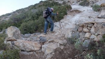 Marc L. franchit la première grande marche, construite avec de grosses pierres et caladée sur le dessus