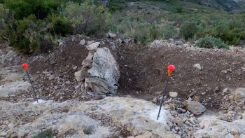 Plusieurs revers d'eau ont été réalisés en déplaçant de très grosses pierres et en creusant.