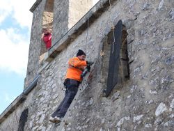 Michel sur le clocher,fait le relais pour communiquer les consignes.