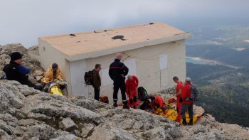 Maurice attend la mise en place du brancard