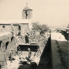 1965, Henri Imoucha, Marc Roussel et ses ouvriers sur le chantier du monastère