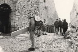 1967, Marc lourdement chargé, son fils sur le dos, un madrier au bras. 