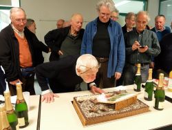 Entouré de Jean-Bernard, Patrice, Francis et Sauveur, Marc souffle ses bougies.