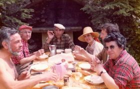 1977, devant le Logis, Marc Roussel à gauche, Henri Imoucha au centre, Charlotte Frilet à droite