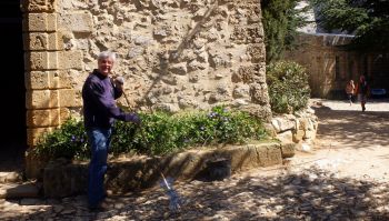 Roger balaie la calade  devant la chapelle