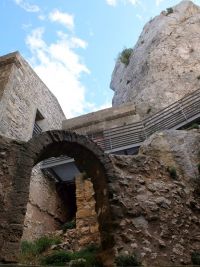 En cours de descente, contre-plongée sur la chapelle Venture, le local Elzéar